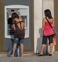 Travel You Plan / Girls Using ATM, Venice, It (c) 2007 Ted Grellner